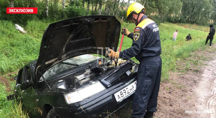 Водитель не справился с управлением и вылетел в кювет возле моста