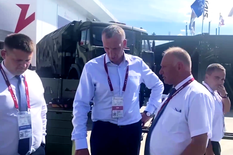 Александр Козловский на форуме «Армия-2022» посетил выставочную территорию великолукского завода «Микрон»