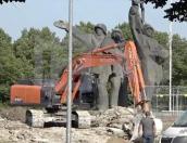 В Риге снесли скульптуры трёх солдат мемориала воинам-освободителям
