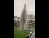 Из-за ливневых дождей в Питере из канализационных люков бьют фонтаны 