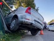 Нетрезвая женщина управляя автомобилем сбила пешехода и врезалась в забор частного дома в Псковском районе 