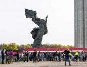 Монумент Освободителям в рижском парке Победы демонтируют и уничтожат