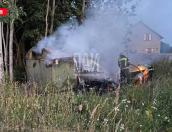 Пожарные ликвидируют возгорание бытовки в Псковском районе 