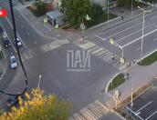 Камеры видеонаблюдения запечатлели наезд автомобиля на мачту освещения на Яна Фабрициуса 