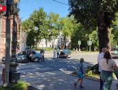 Два автомобиля столкнулись у здания правительства Псковской области 