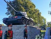 Танк-памятник Т-34 открыли у границы с Эстонией