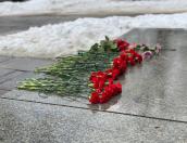 Псковичи возложили цветы к памятнику «Пушкин и крестьянка»