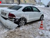 Женщина пострадала в результате столкновения Volkswagen и BMW в Острове