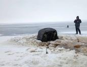 Две машины с рыбаками ушли под лёд на Псковском озере