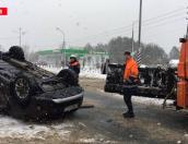 Toyota опрокинулась в результате столкновения с КамАЗом на Ленинградском шоссе
