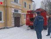 Пожарные ликвидировали возгорание в многоквартирном доме в Дно