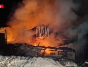 Пожарные ликвидируют возгорание жилого дома в Гдове
