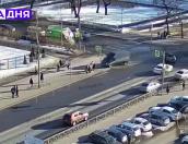 Микроавтобус врезался в людей на остановке в Санкт-Петербурге