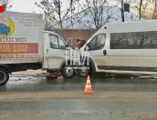 Два человека госпитализированы в результате столкновения маршрутного такси 