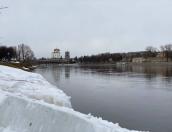 Уровень воды в реке Великой продолжает снижаться