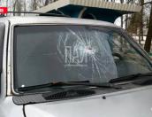 В Великолукском районе пешеход расстрелял проезжающий мимо автомобиль