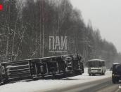 Фура вылетела в кювет и опрокинулась в Себежском районе