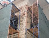 Старую штукатурку снимают с ризницы в Псково-Печерском монастыре