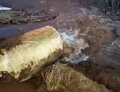 Дорожники положили водопропускную трубу на поврежденном участке дороги Кунья – Кресты