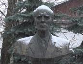 В Пскове возложили цветы к памятнику Кикоину
