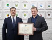 Михаил Ведерников наградил работавших в новых регионах псковских медиков