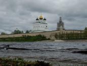 О сильном ветре 15 апреля предупредили псковичей в МЧС