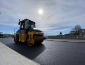 Укладка верхнего слоя асфальта началась на Ольгинском мосту в Пскове