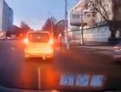 ВИДЕО Ребёнок выбежал на оживлённую дорогу в одном подгузнике в Твери