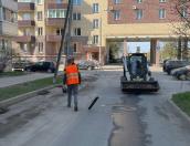 Комплексная уборка производится на улице Гражданской в Пскове