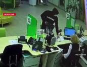 Момент разбойного нападения на банк в Великих Луках попал на видео