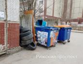 Псковичам напомнили о запрете складирования автошин на контейнерных площадках