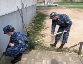 Псковские курсанты провели субботник у мемориальной доски Михаилу Минину