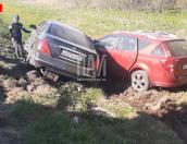 Два автомобиля вылетели в кювет в Островском районе
