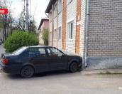 Пьяный водитель въехал в многоквартирный дом в Печорах
