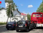 Автомобиль въехал в автобус с детьми в центре Пскова