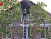 Пожарные ликвидируют возгорание крыши жилого дома в Порхове