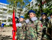 Псковские юнармейцы поздравили ветеранов с годовщиной Победы