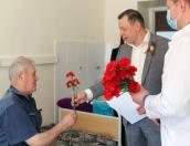 Руководство областной больницы поздравило детей войны с Днём Победы