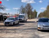 Мужчина сбил двух детей на остановке в Острове