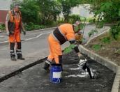 Коммунальные службы продолжают благоустраивать улицы Великих Лук
