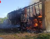 Пожарные ликвидируют возгорание сарая в Дновском районе