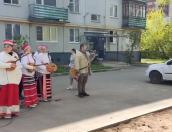 Ансамбль «Сказ» выступает с концертом для псковских ветеранов