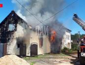 Пожарные ликвидируют возгорание жилого дома в Печорах