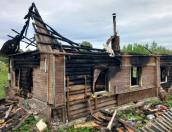 Маму и двоих малышей соседи вынесли из горящего дома в Серёдке