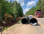 Водопропускные трубы ремонтируют на дороге в Печорском районе