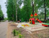 Новую детскую площадку устанавливают в парке Куньи