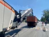 Старый асфальт срезают на Октябрьском проспекте в Пскове