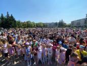 ФОТОФАКТ. Сотни псковичей с детьми участвуют во флешмобе «Мы – Россия»
