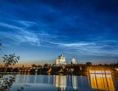 Серебристые облака над Псковским кремлём запечатлел астроном-любитель