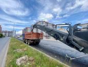 Старый асфальт снимают на улице Коммунальной в Пскове